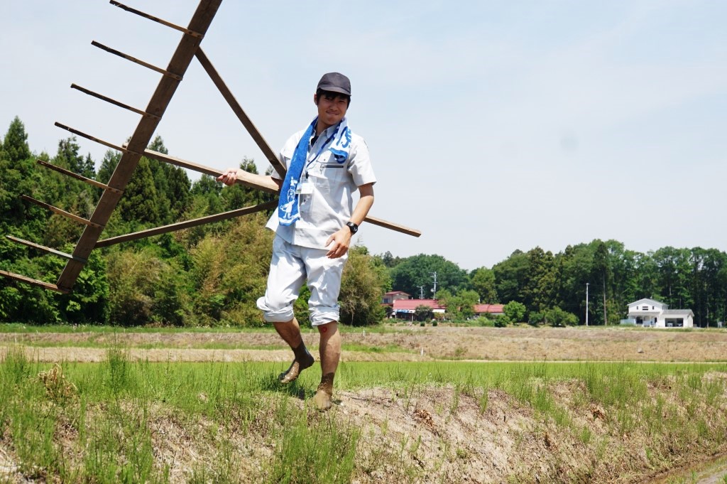田んぼ作業する飯塚さん