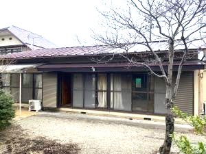 市街地近くの平屋の空き家